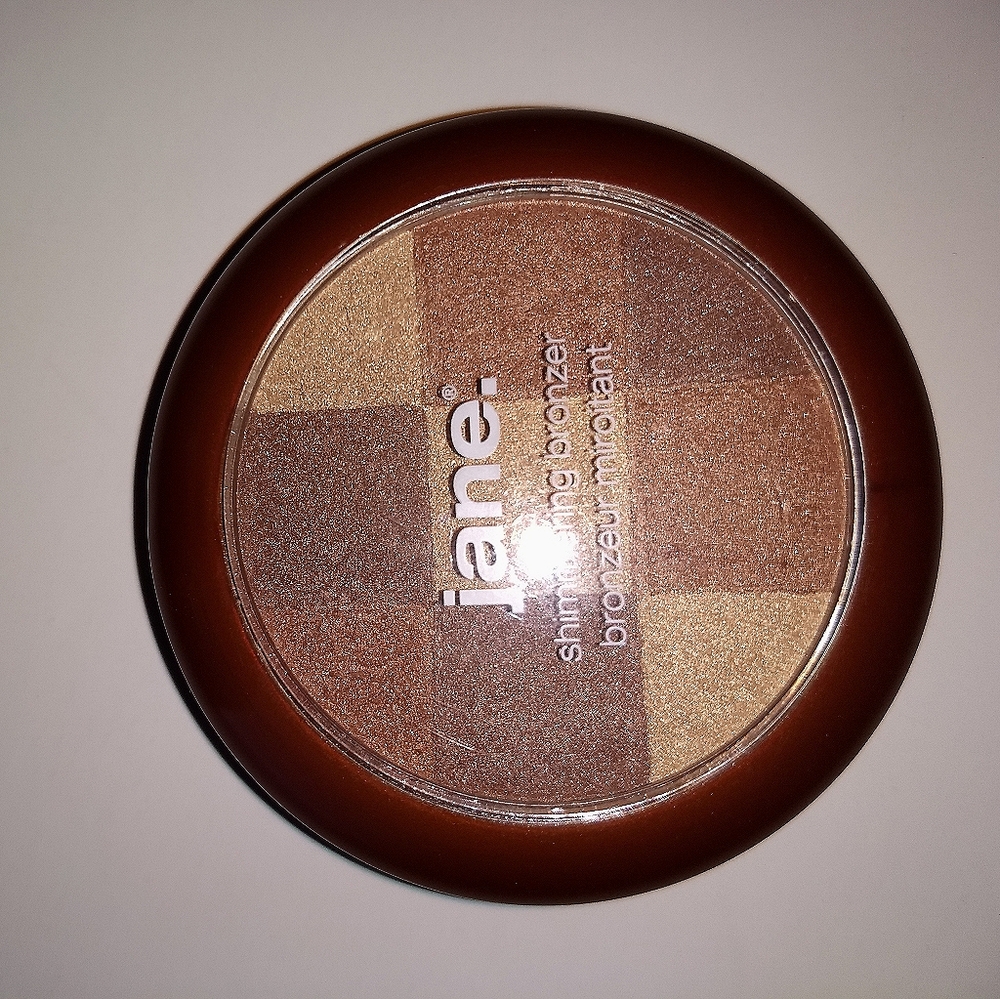 Jane Shimmering Bronzer in shade 20 Fiji